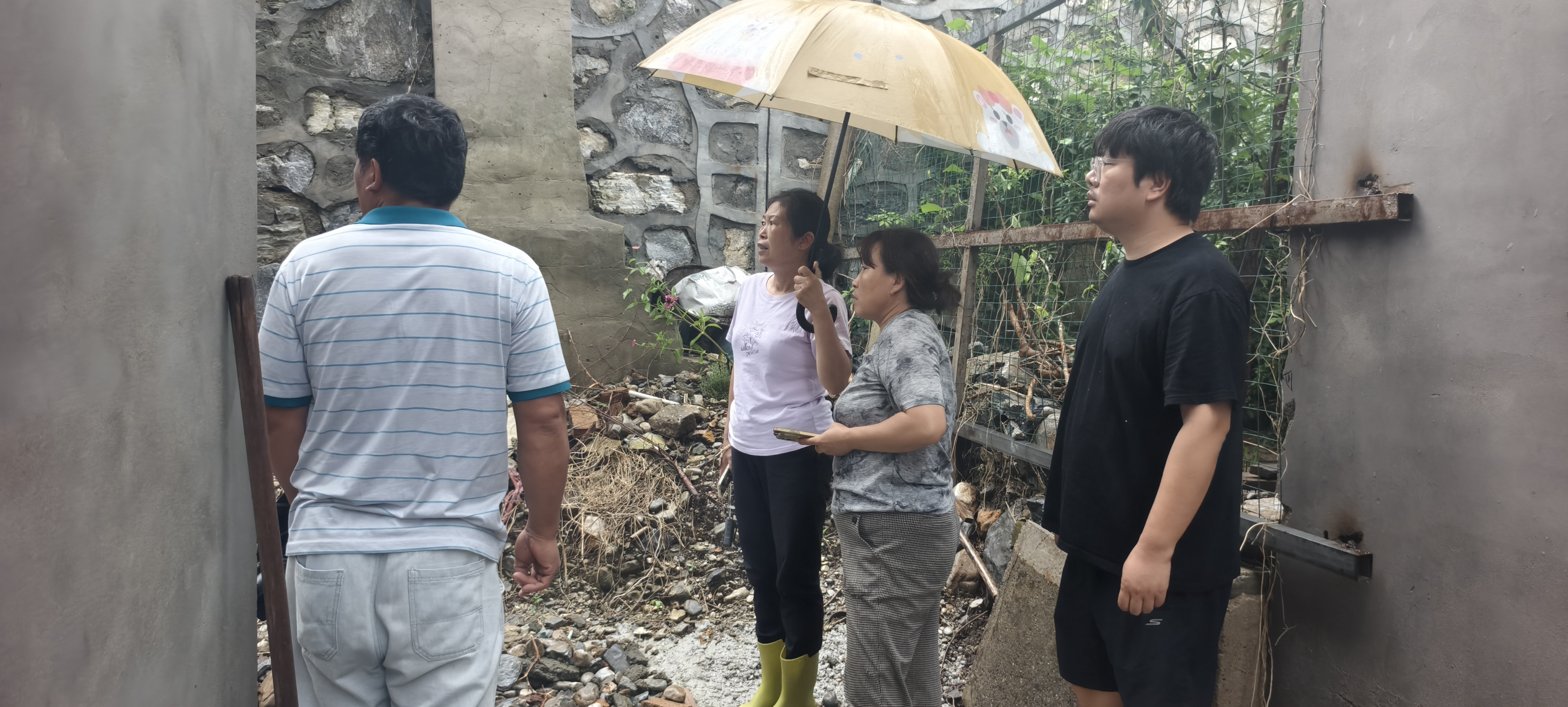 韩敏琦书记参加地灾点巡视