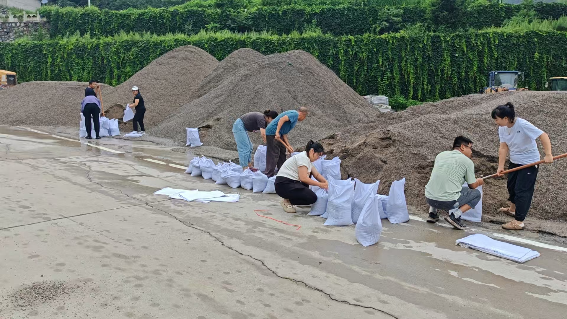 组织大家装防水沙袋