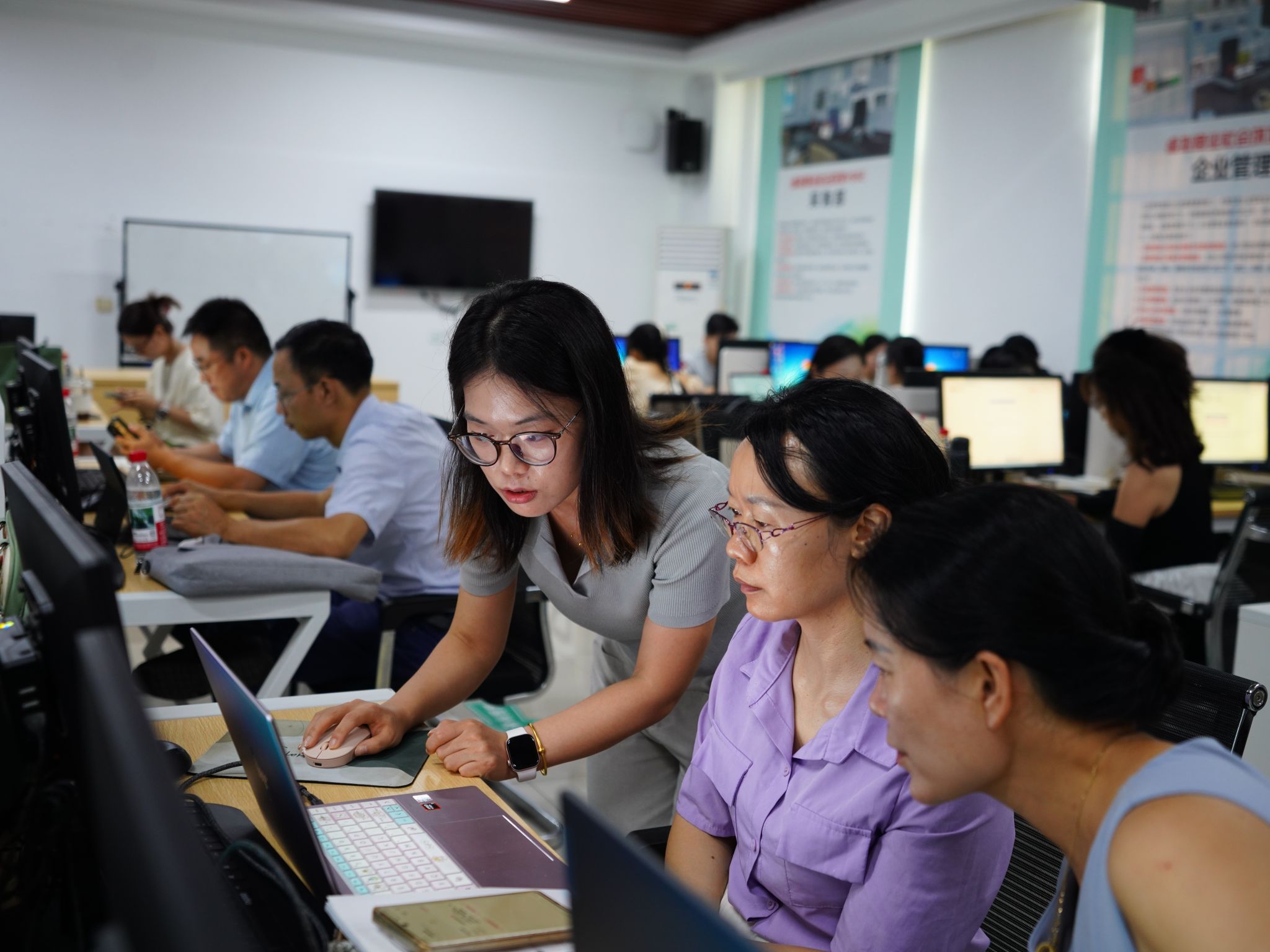 图4 培训实操环节教师交流学习
