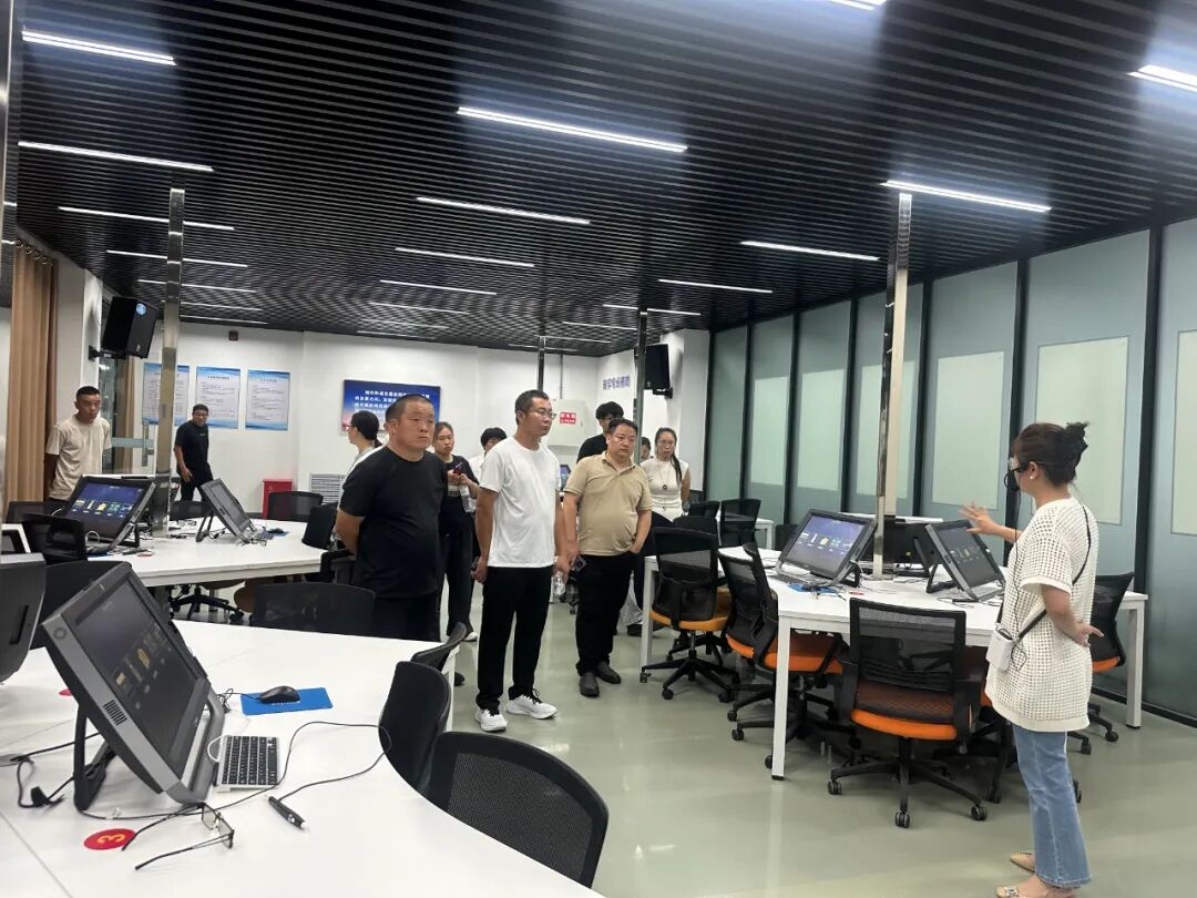 参观实训室 参观实训室