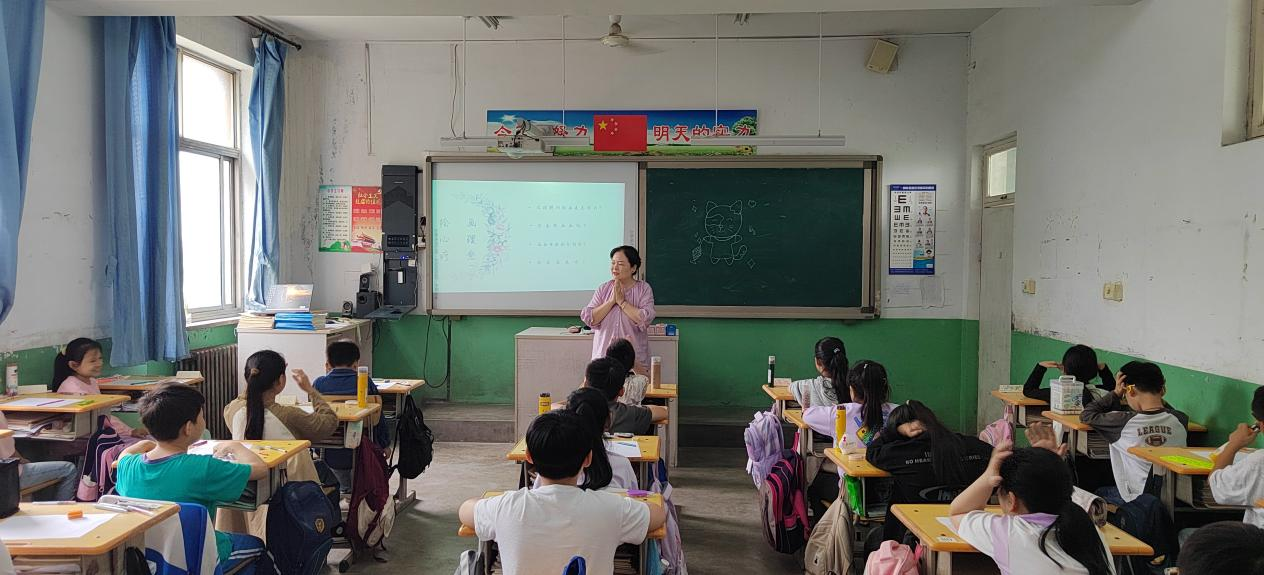 为固营村小学的小朋友们讲授心理课程 为固营村小学的小朋友们讲授心理课程