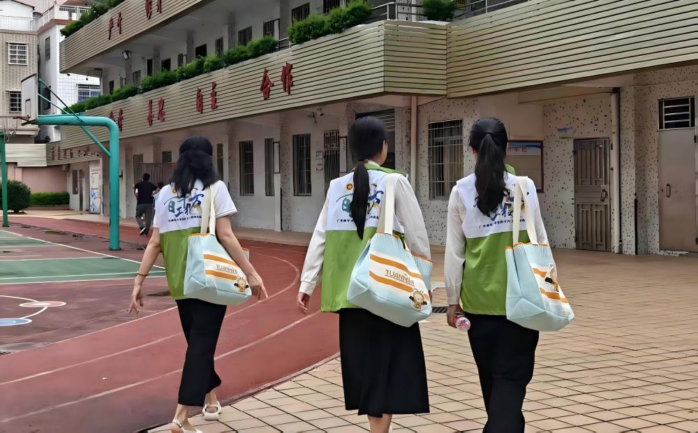 图为“粤美坑口”青年突击队走广宁县第六小学
