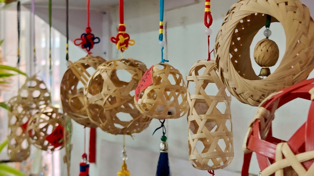 图为广宁县第六小学竹编艺术工作室竹编展品
