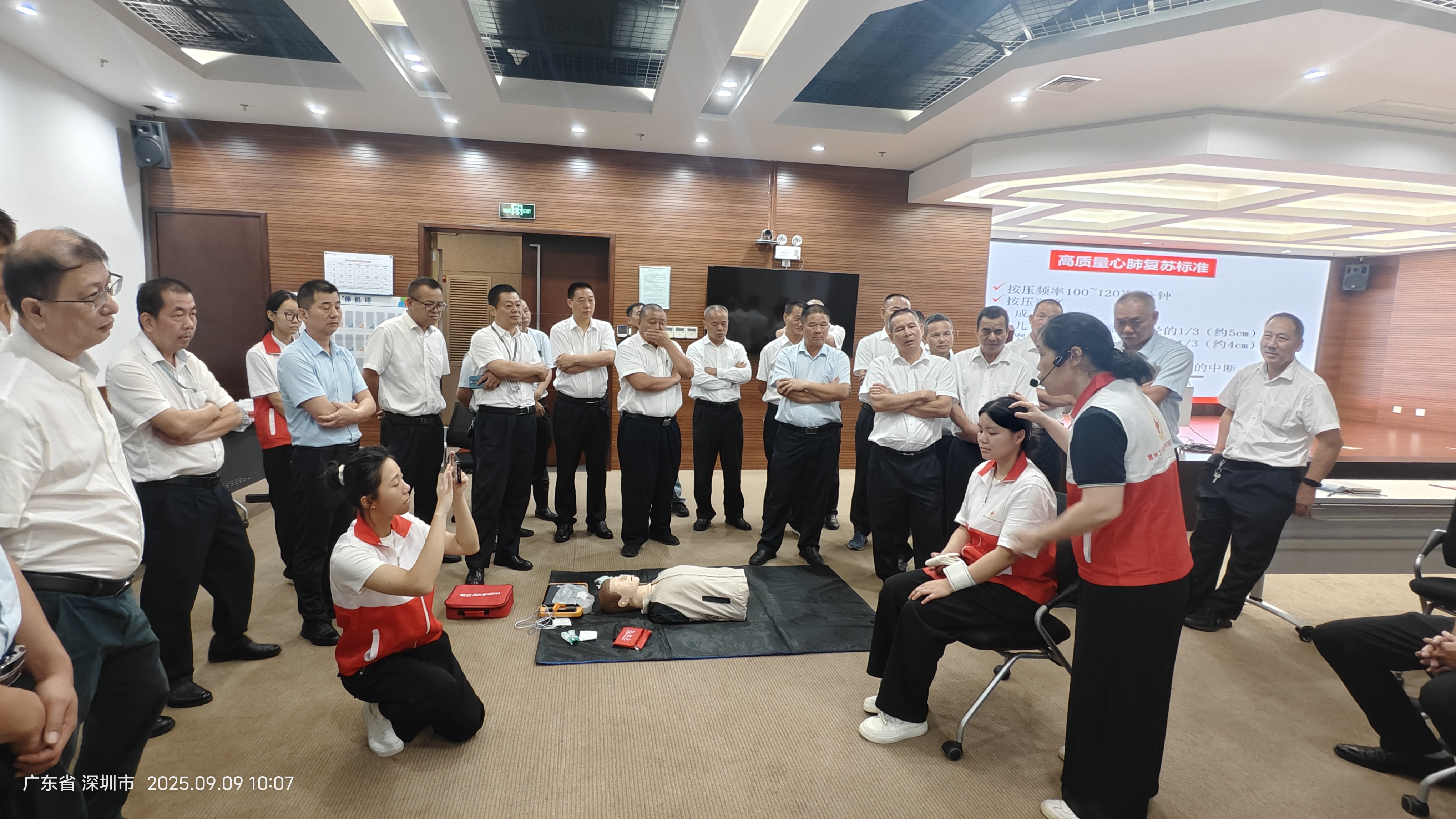 党员教师细致拆解操作要点，指导学员掌握急救关键步骤