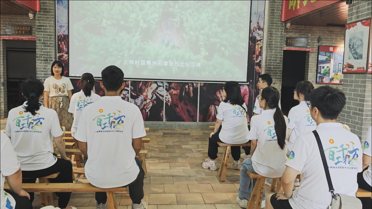 图为突击队在上林三十二烈士纪念馆参观学习 曹俊宇供图