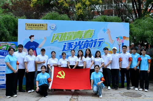生物与化工学院党员先锋岗师生合影