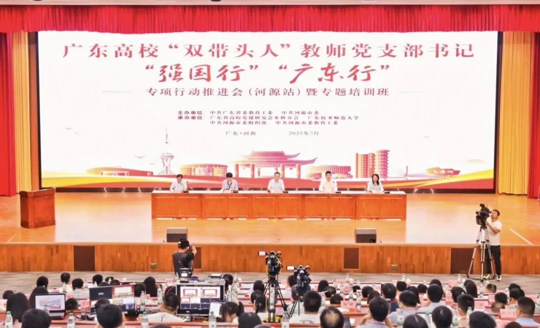 图为会议现场 图为会议现场