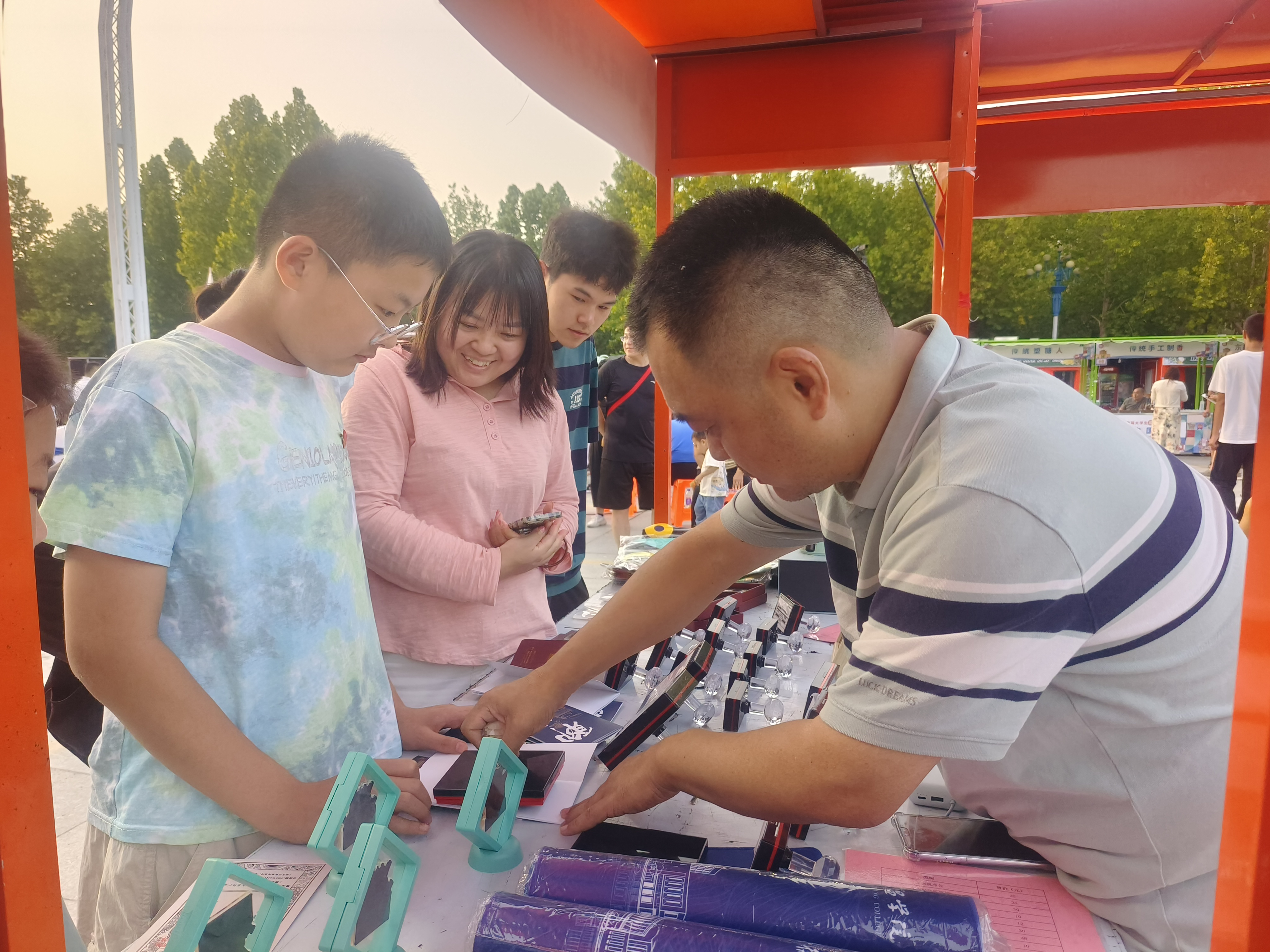 美术设计系组织参加“非遗好物 国潮焕新”聊城市首届大学生非遗文化节 照片 (1)