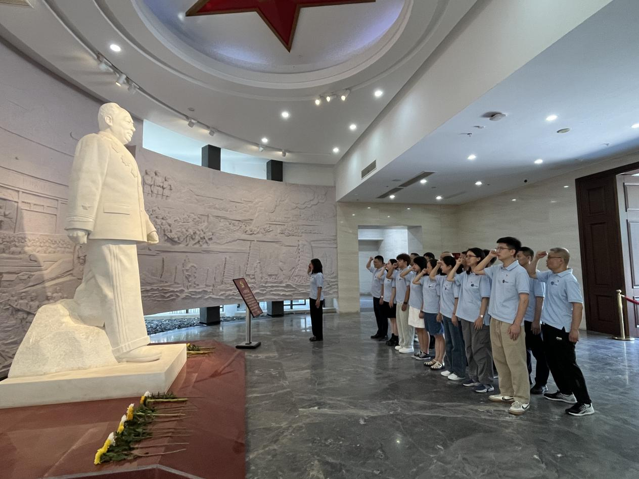 图3 全体党员重温入党誓词