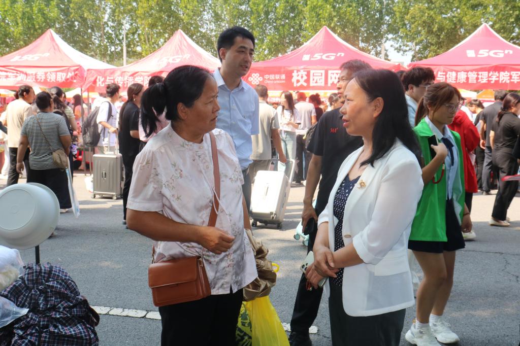 学院领导与家长交流