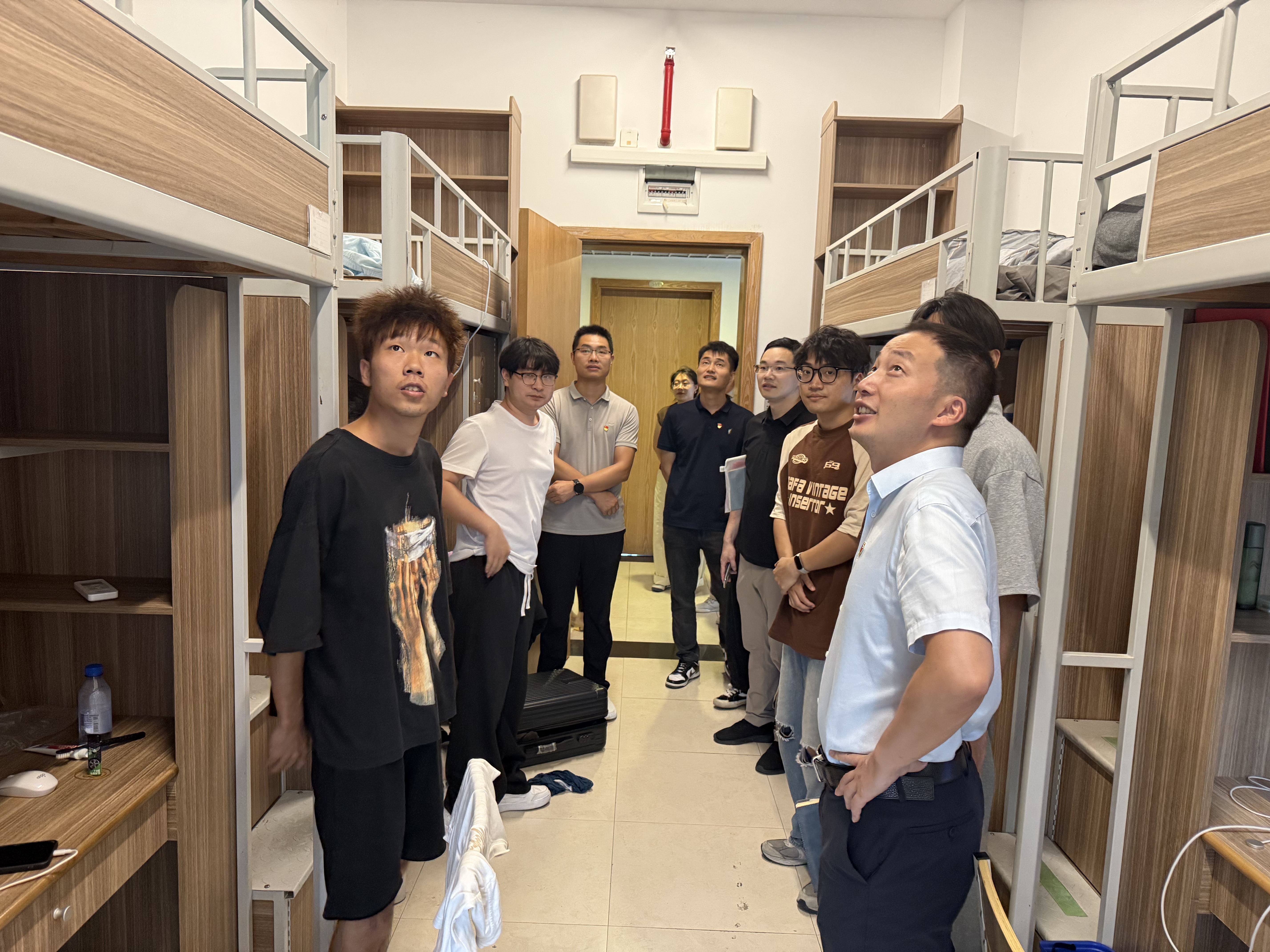 支部沈加加书记带队走访研究生寝室 支部沈加加书记带队走访研究生寝室
