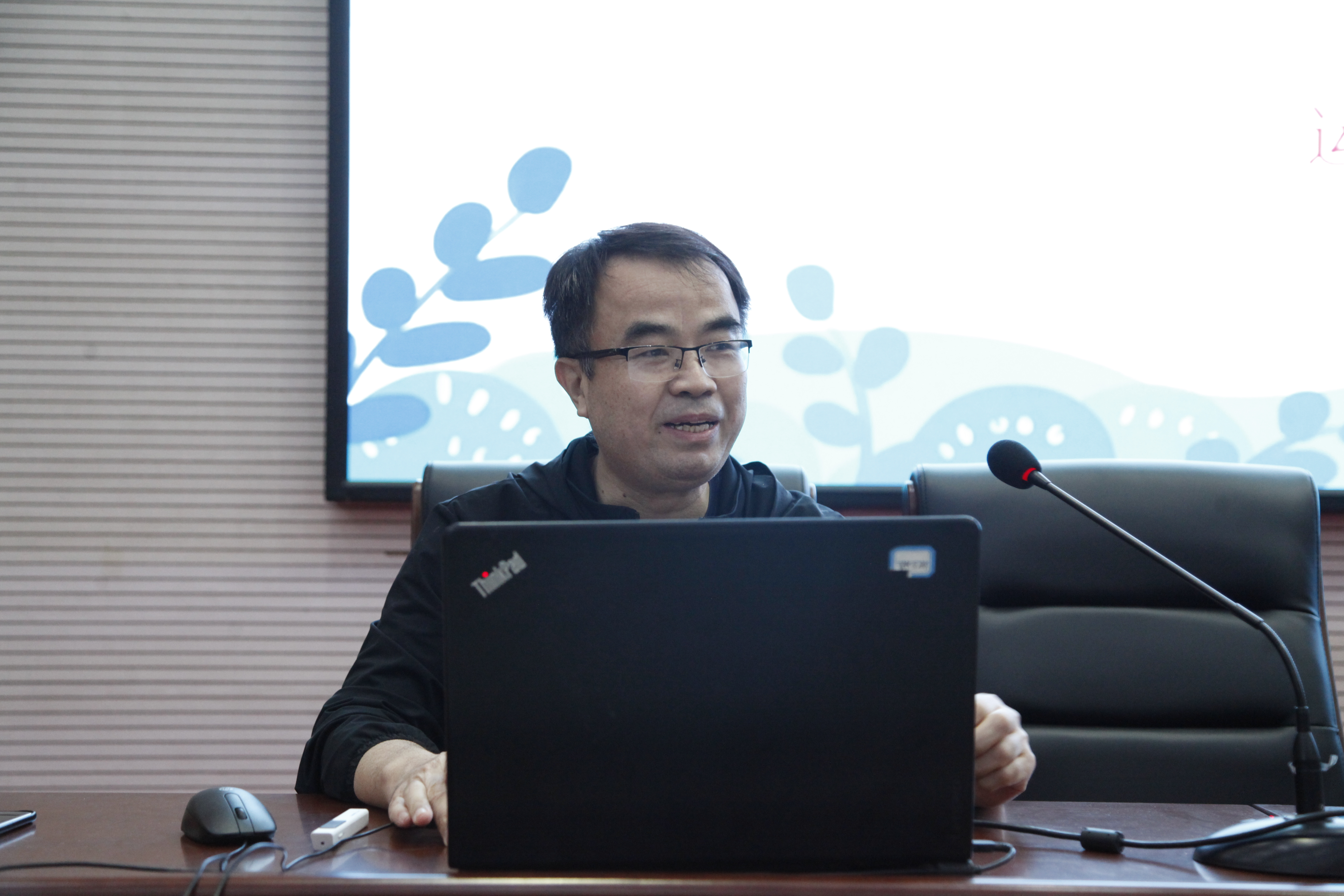 专家讲课（近景）