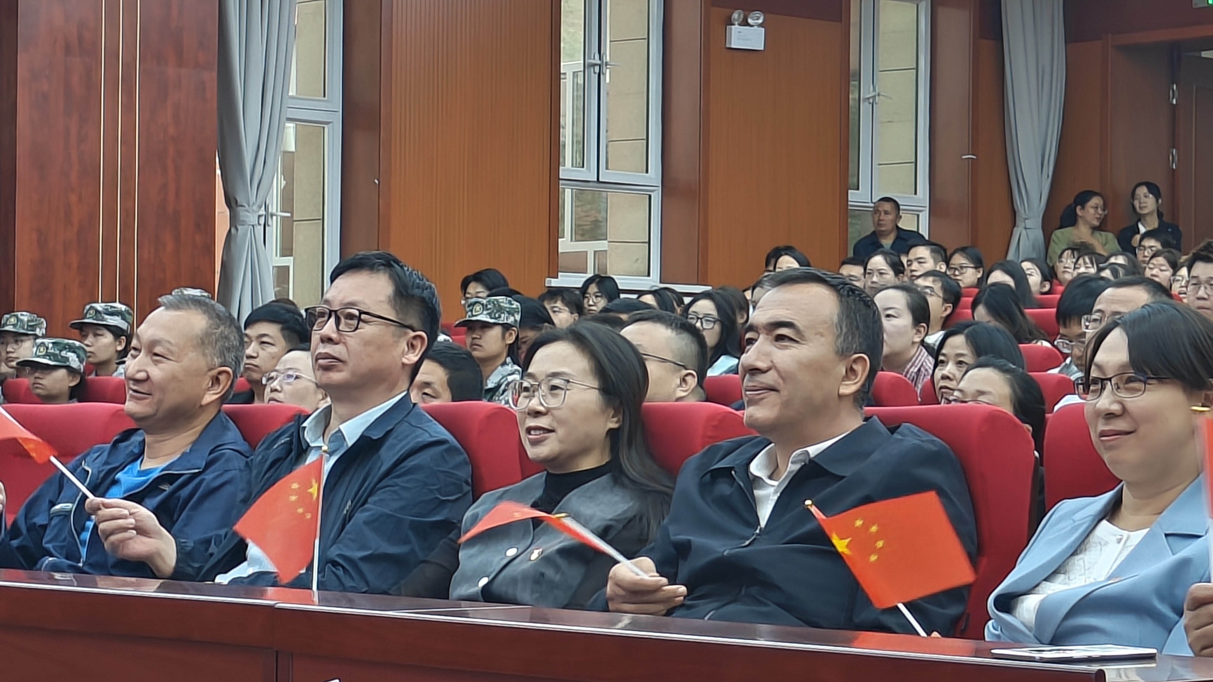 图1 支部成员剂学院领导在认真观看阅兵式