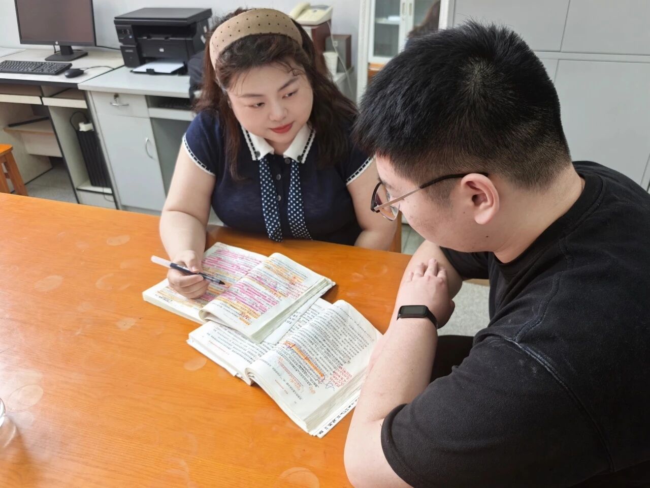 魏冉老师和学生谈心