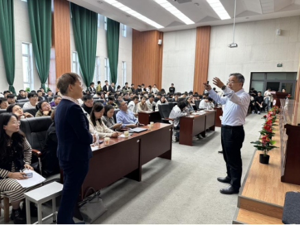 康重庆教授与教授进行学术讨论