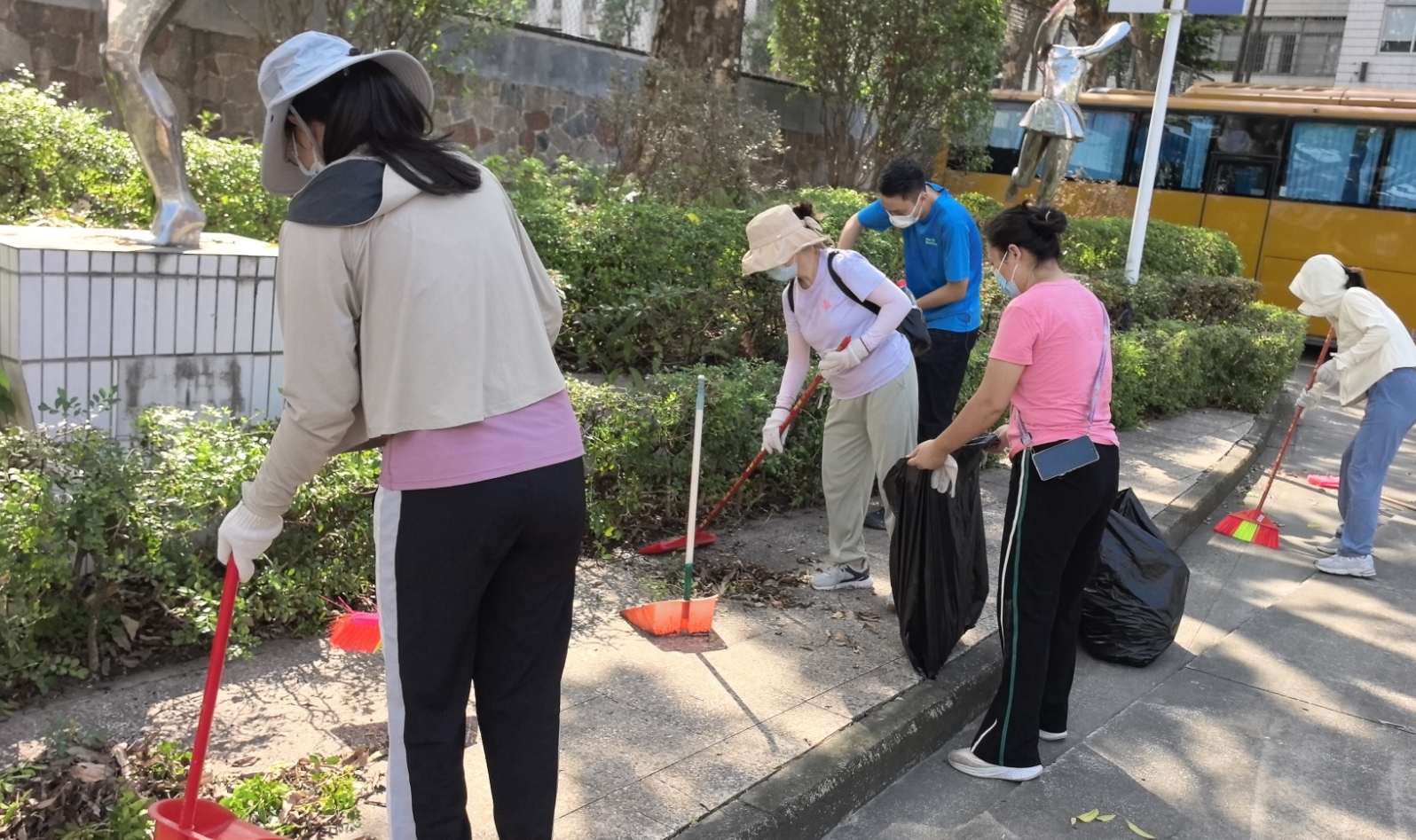 支部委员带队修剪清理广园南校区绿化带