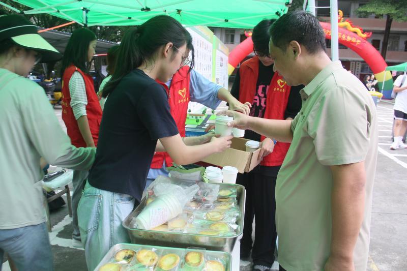 新生家长领取暖心小零食 新生家长领取暖心小零食