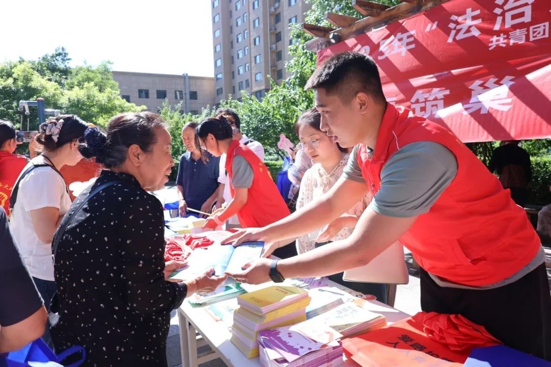 志愿者向社区居民讲解国家安全法律法规