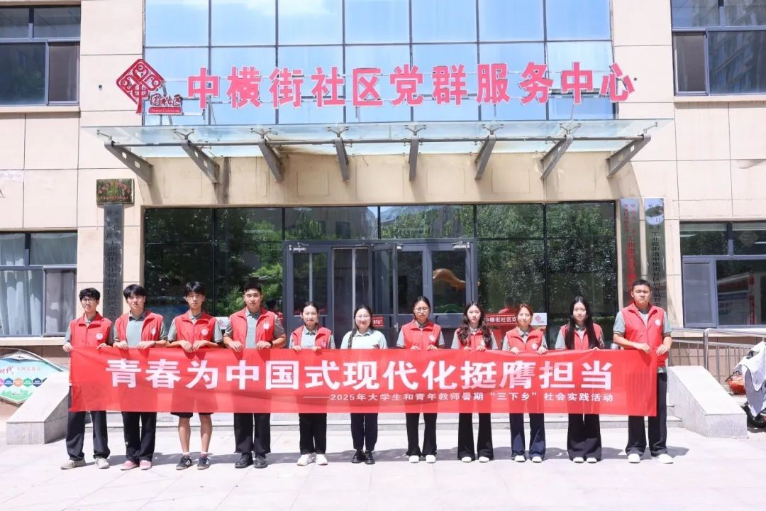 志愿者在社区党群服务中心合影