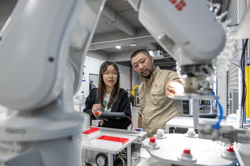 大学生在闽江学院工程训练中心机器人技术实验室内实训。记者 林双伟 摄
