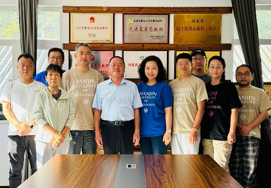 教师们与村支书及工作人员进行探讨和交流，并在会后合影留念2