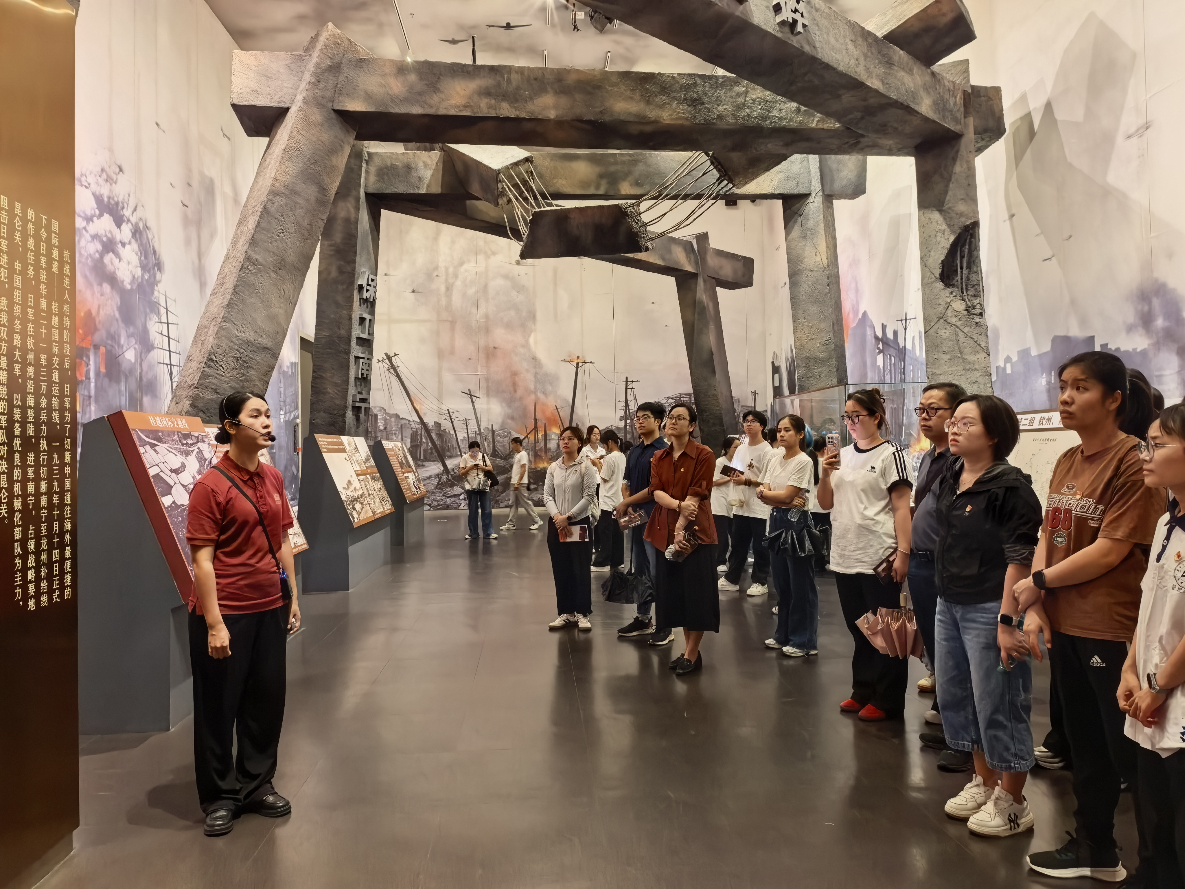 图为 支部成员在博物馆认真听讲解员的讲解 图为 支部成员在博物馆认真听讲解员的讲解