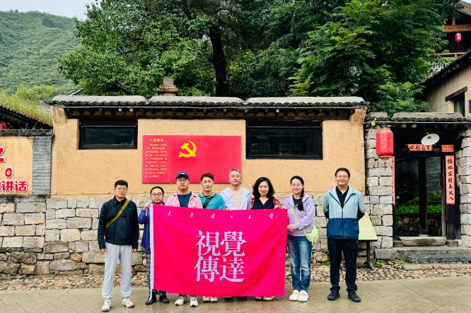 工作人员为老师们讲解骆驼湾村的基本情况和发展历程1