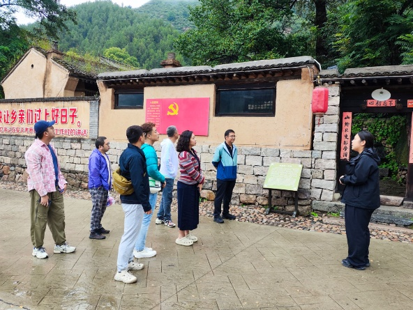 工作人员为老师们讲解骆驼湾村的基本情况和发展历程2