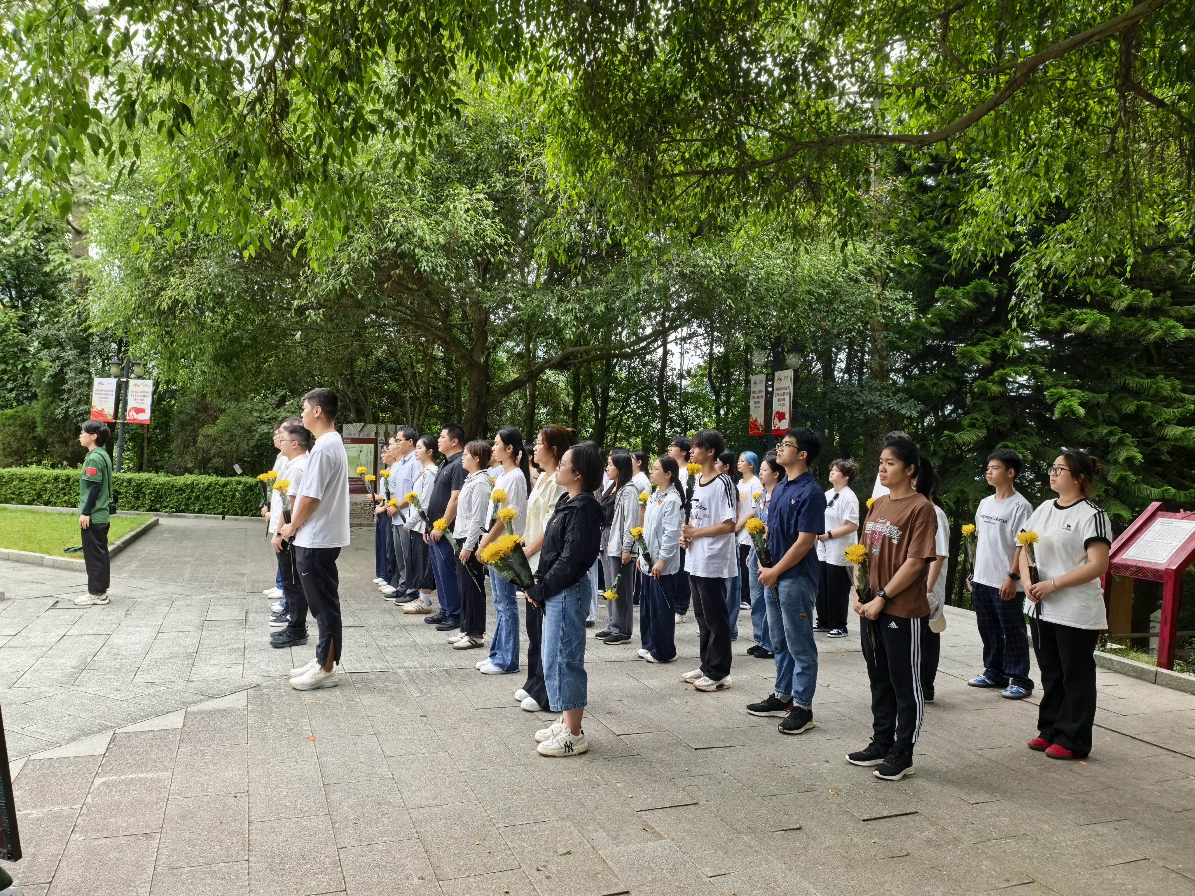 图为 支部成员在纪念塔前默哀 图为 支部成员在纪念塔前默哀