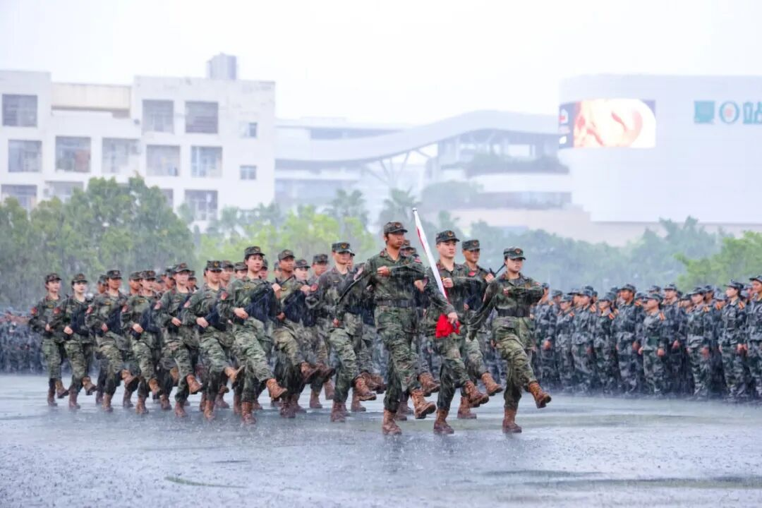 图4：雨中大会现场