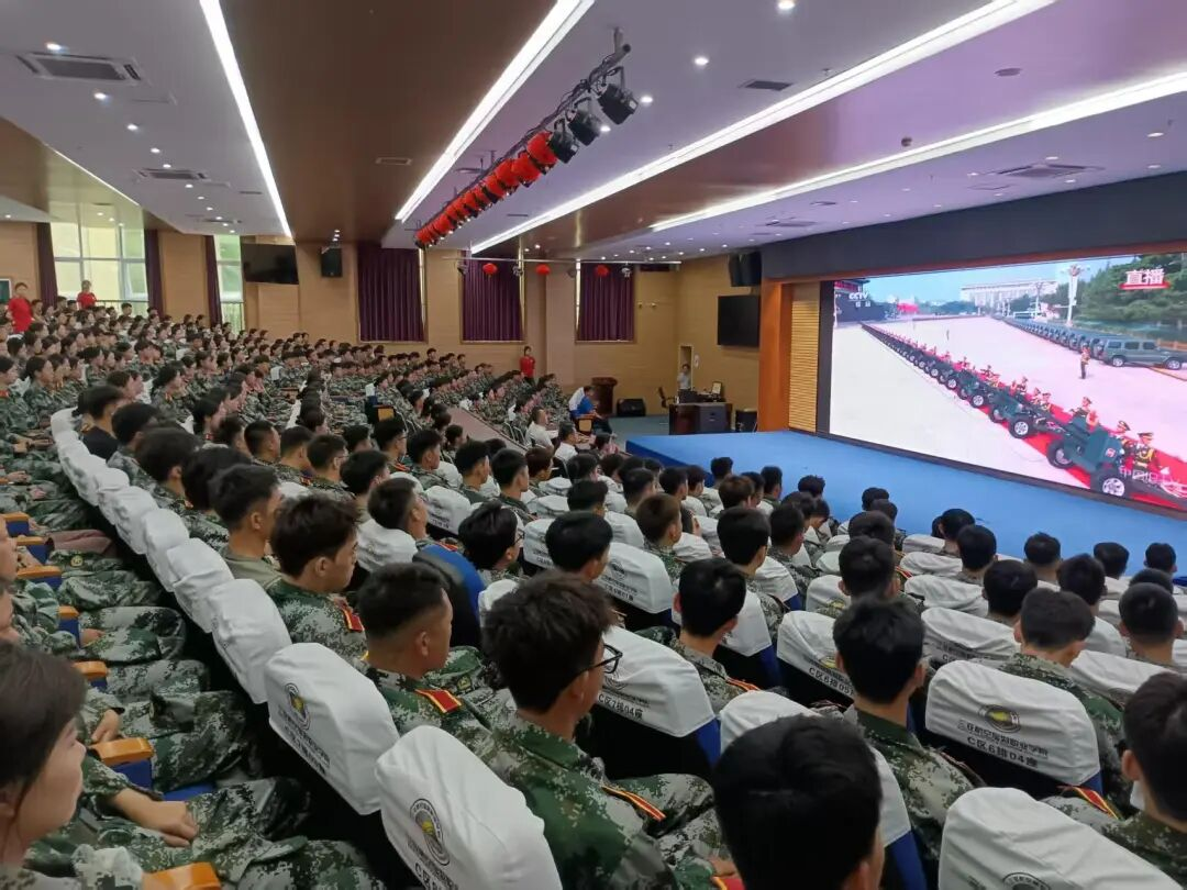 图3：观看阅兵盛况