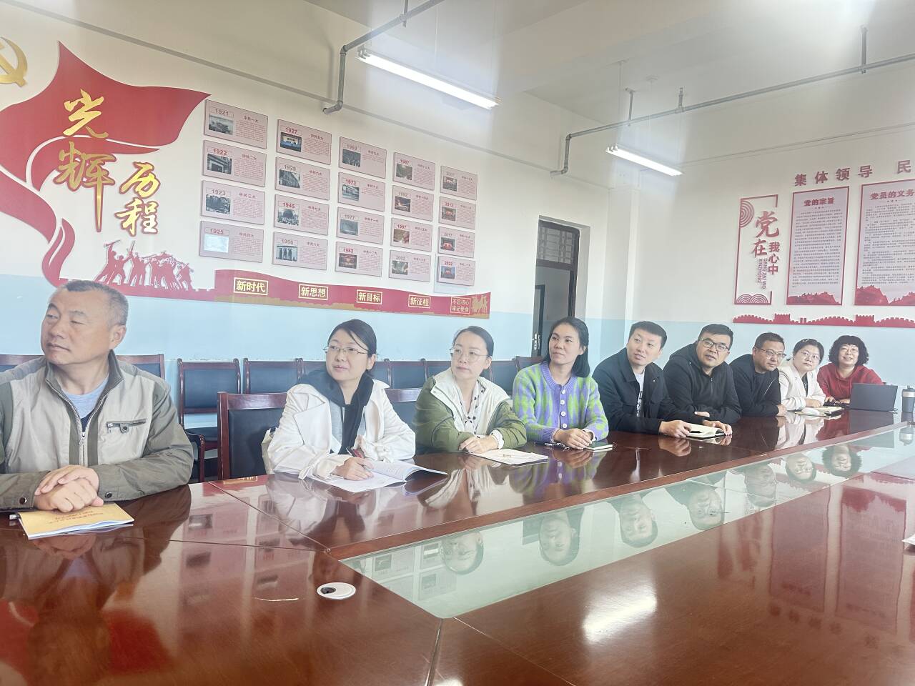 教师认真聆听工作报告