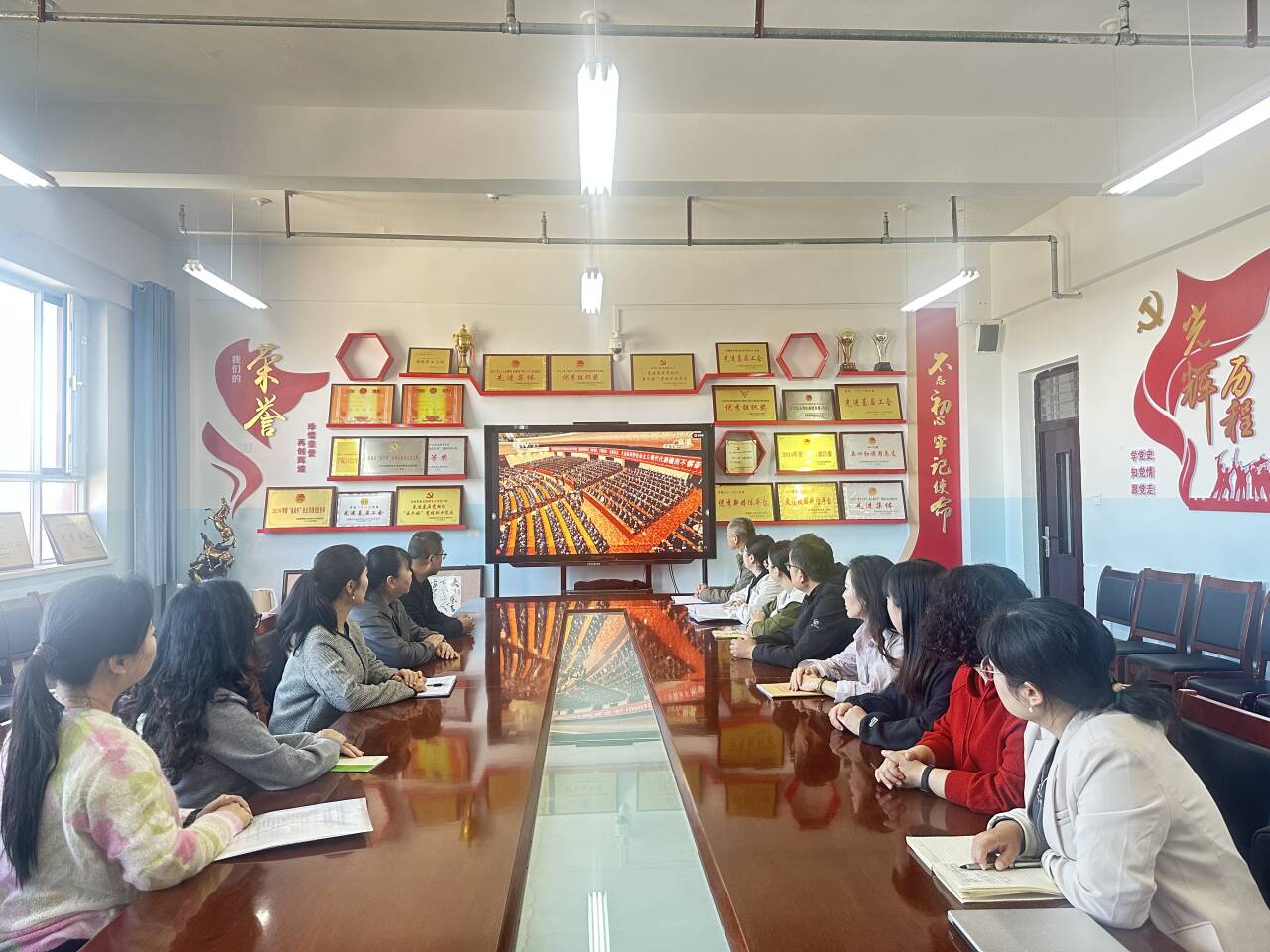 全体教师集体观看70周年大会