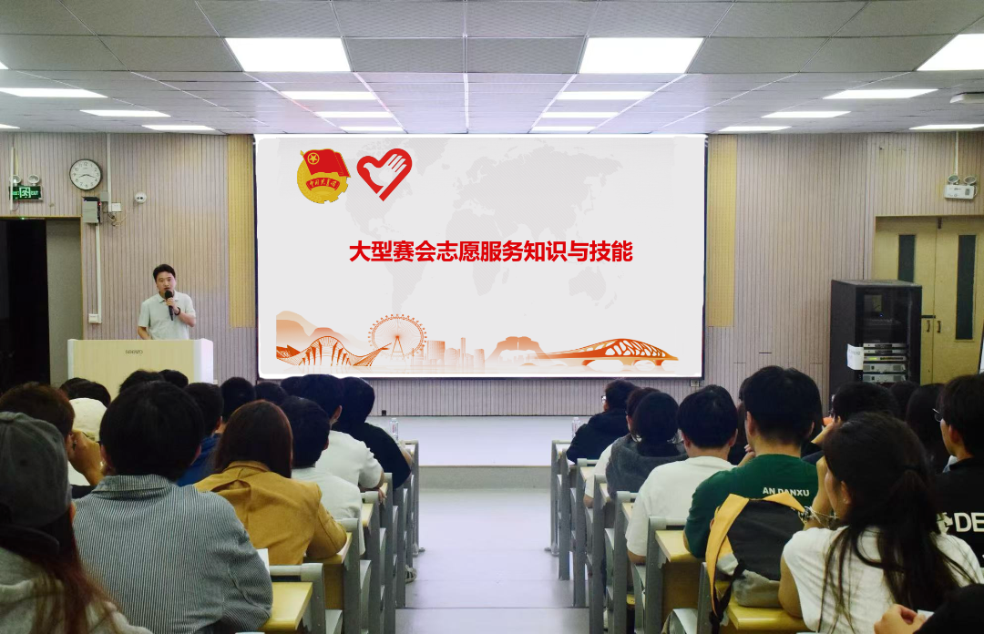 西海岸新区志愿者协会会长王利辉做志愿服务专题讲座