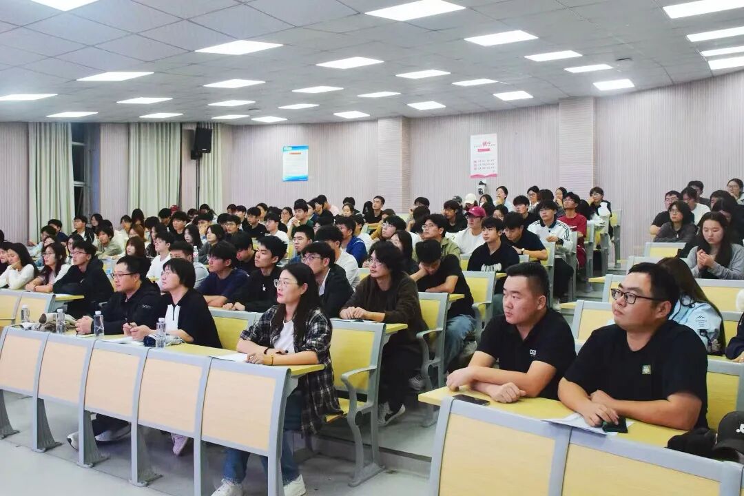 师生志愿者认真参加培训