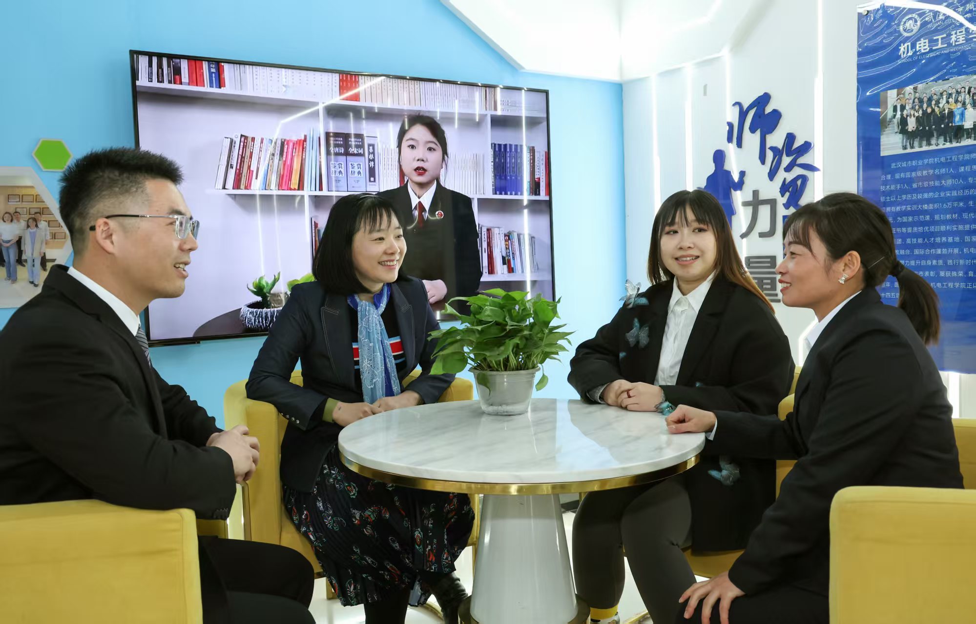 图2 团队负责人禹诚与成员交流研讨