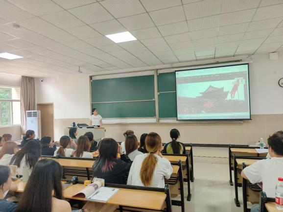 观看九三阅兵仪式