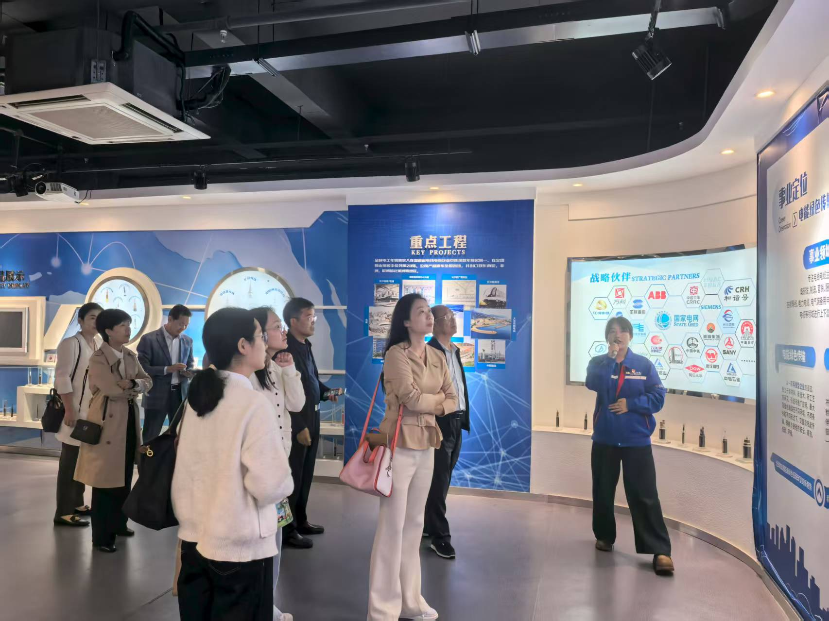 参观金杯电工展厅