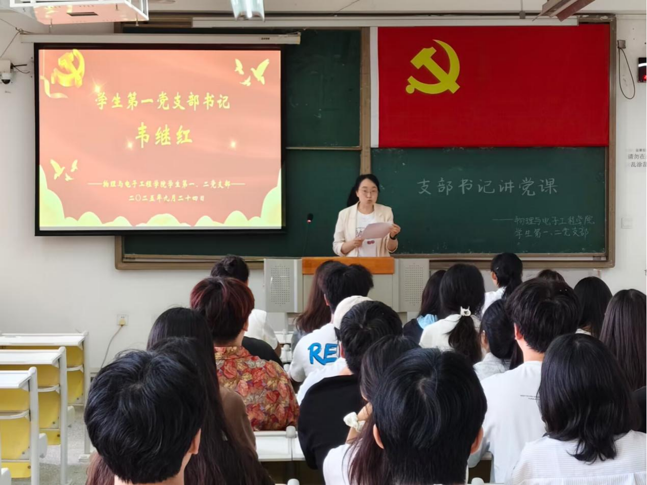 图为：韦继红老师领学