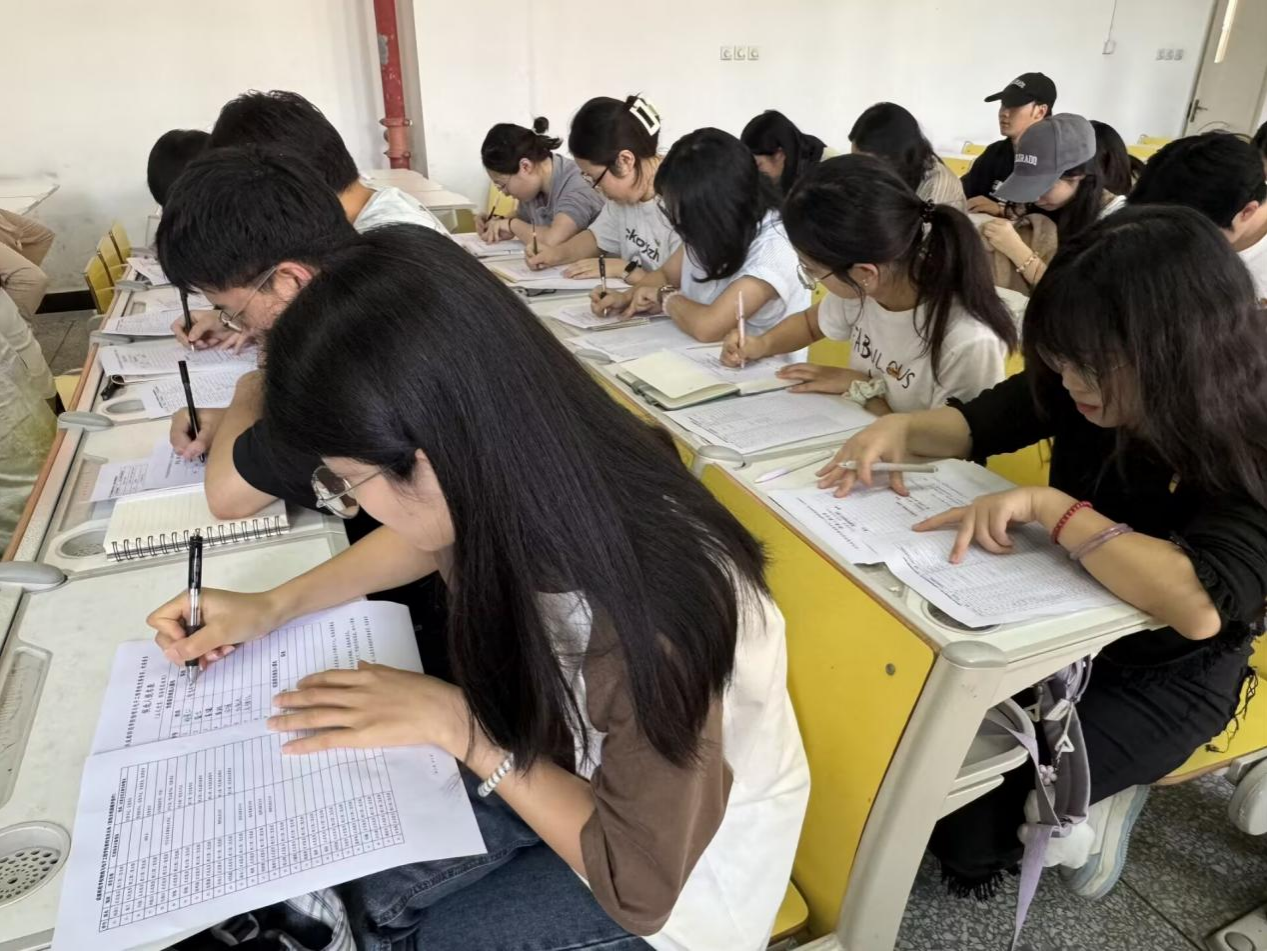 图为：会议现场