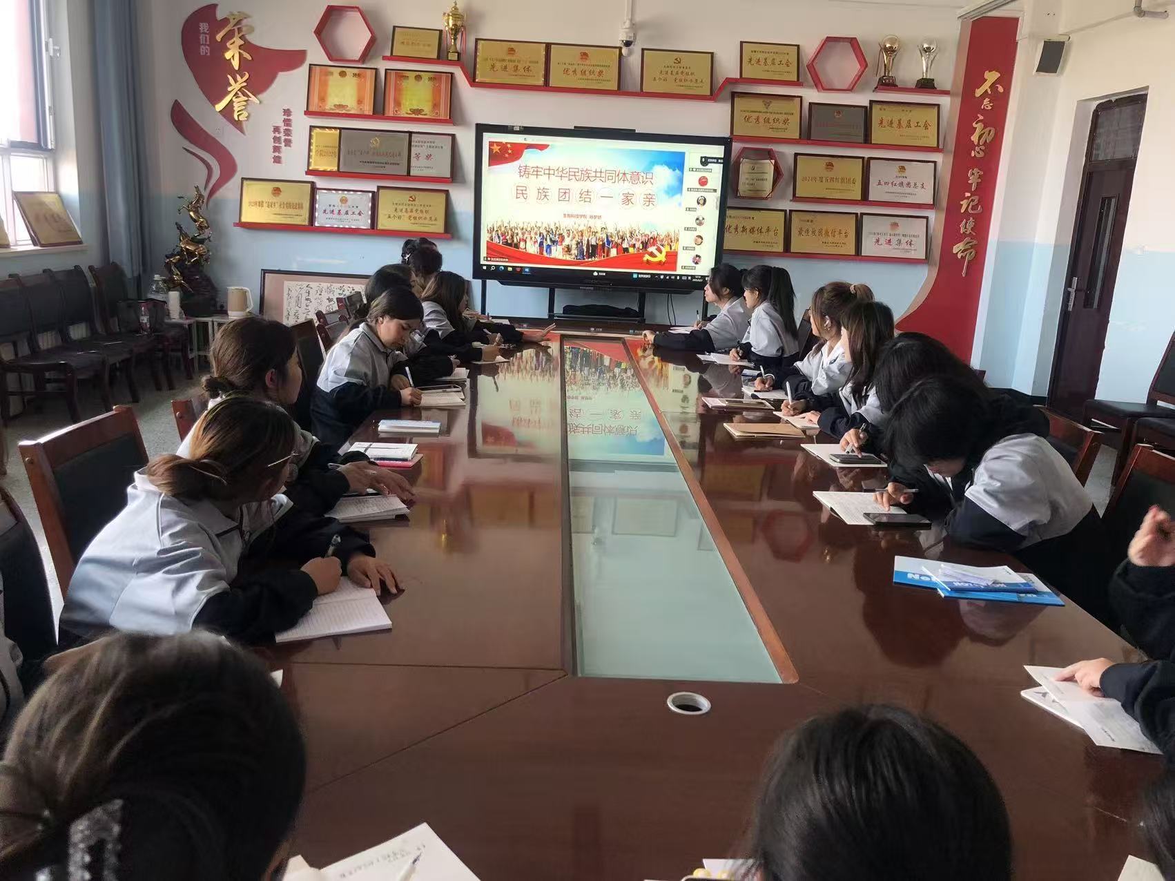 学生认真聆听
