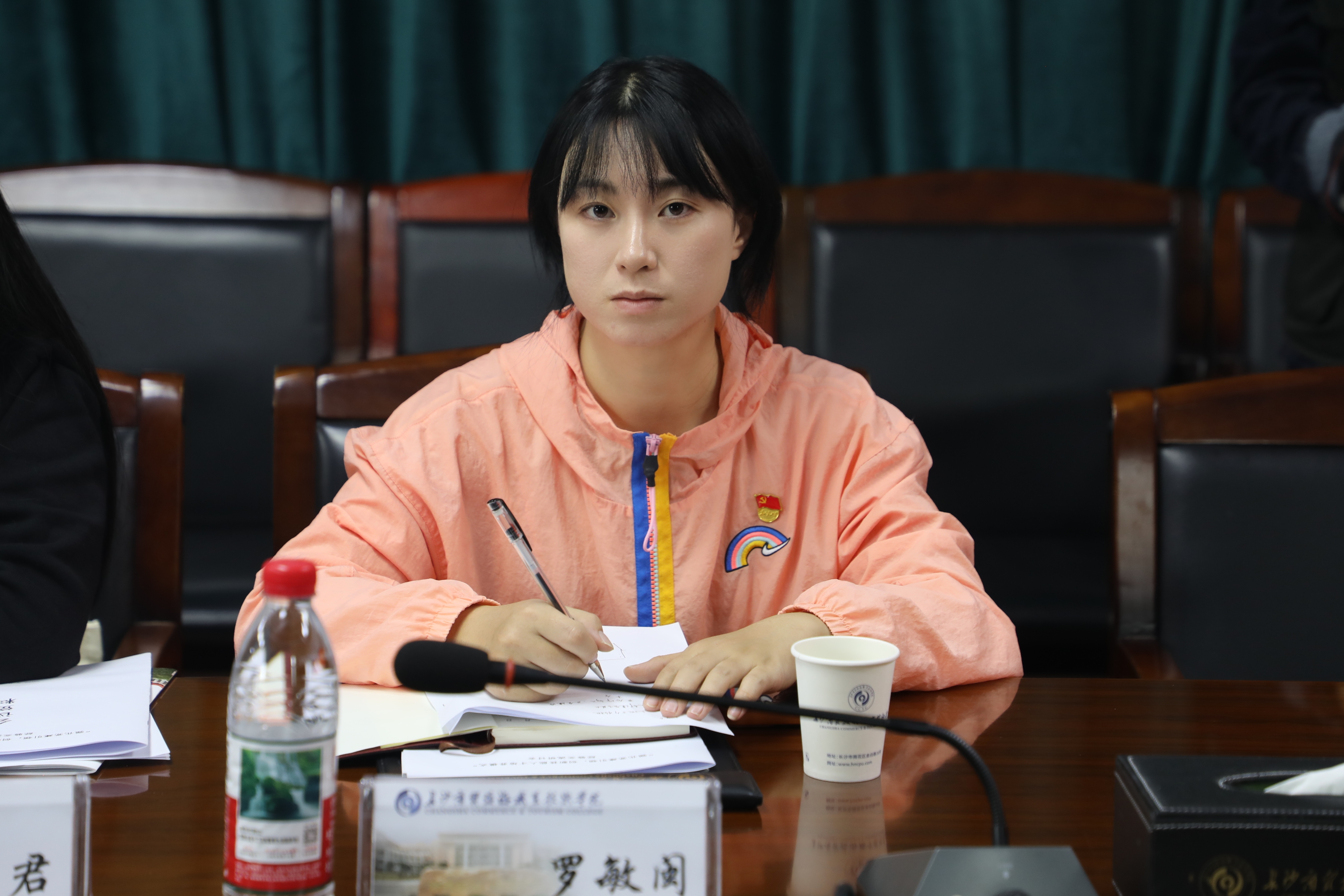 罗
