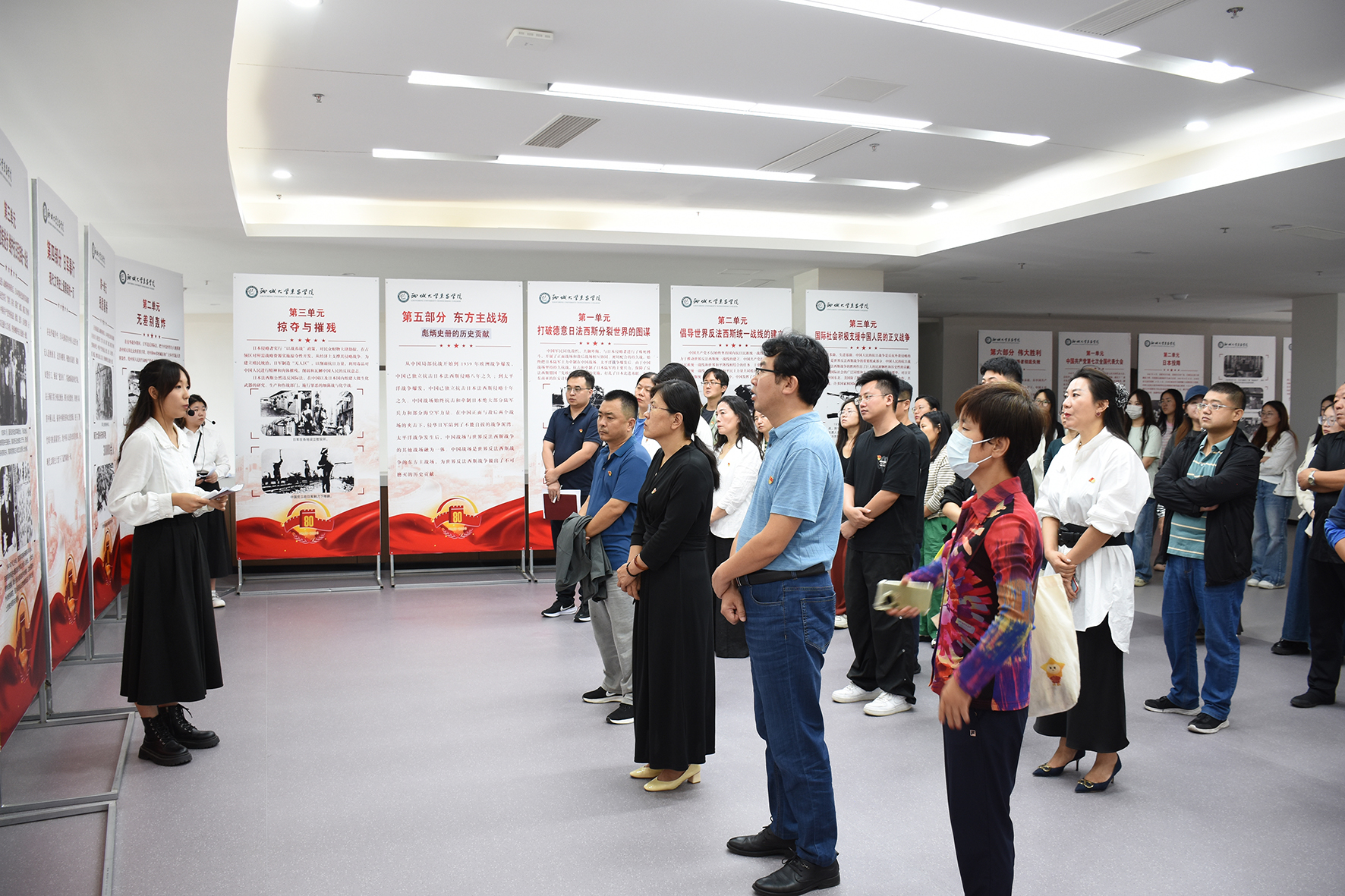 美术设计系教工党支部组织参观纪念中国人民抗日战争暨世界反法西斯战争胜利八十周年图片展 照片 缩小 美术设计系教工党支部组织参观纪念中国人民抗日战争暨世界反法西斯战争胜利八十周年图片展 照片 缩小