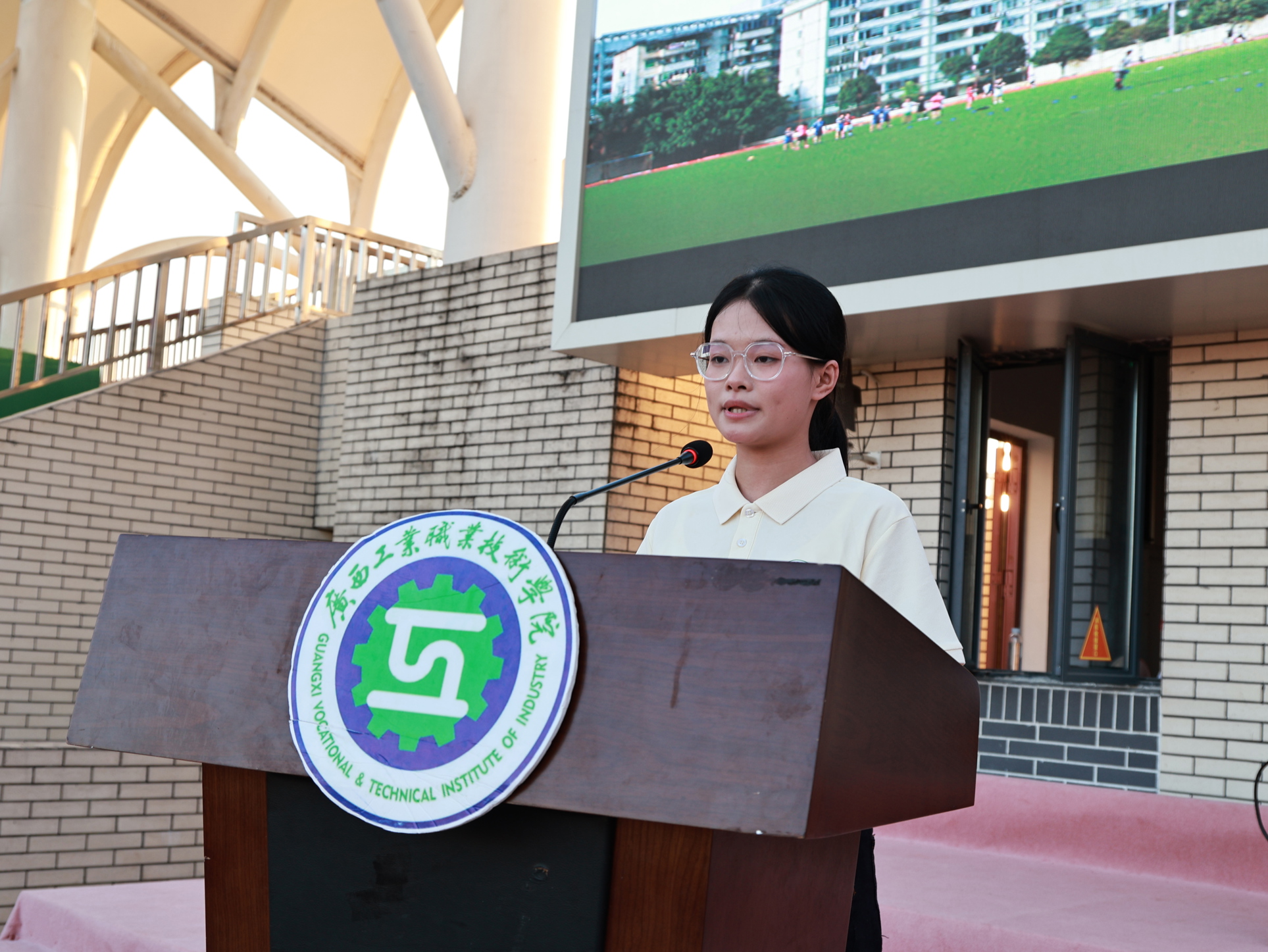 新生代表覃娟丽发言