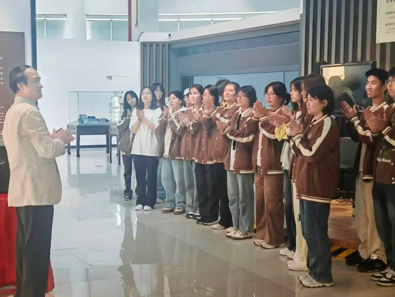 何老师4比3 何老师4比3