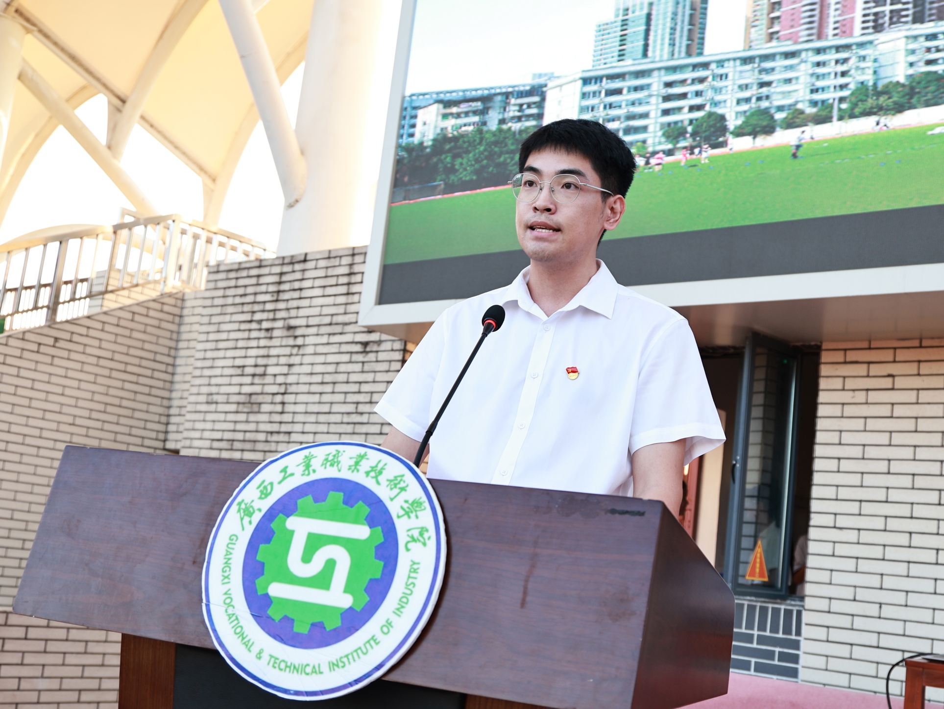 教师代表曹盛誉发言