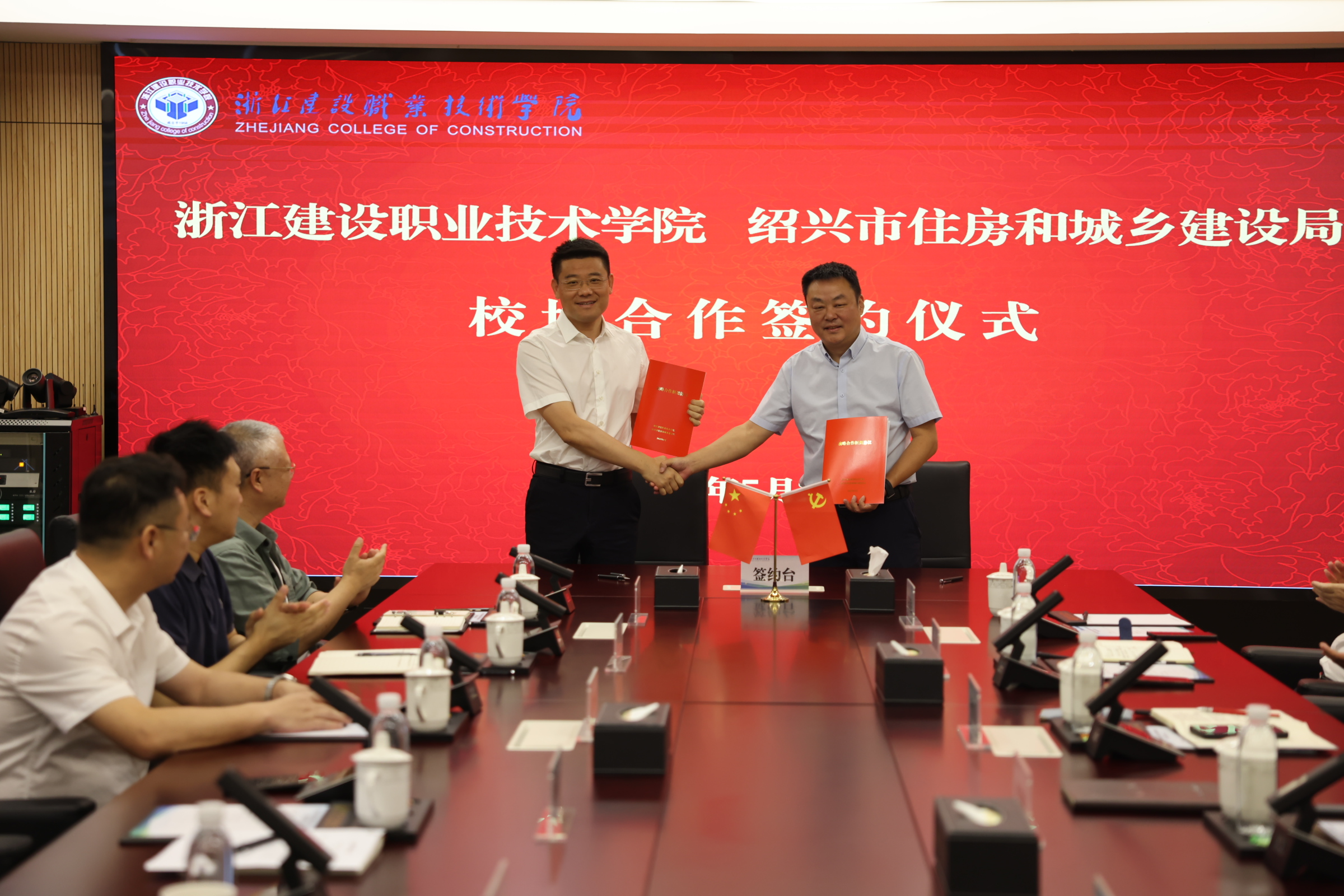 签订校地战略合作框架协议 签订校地战略合作框架协议