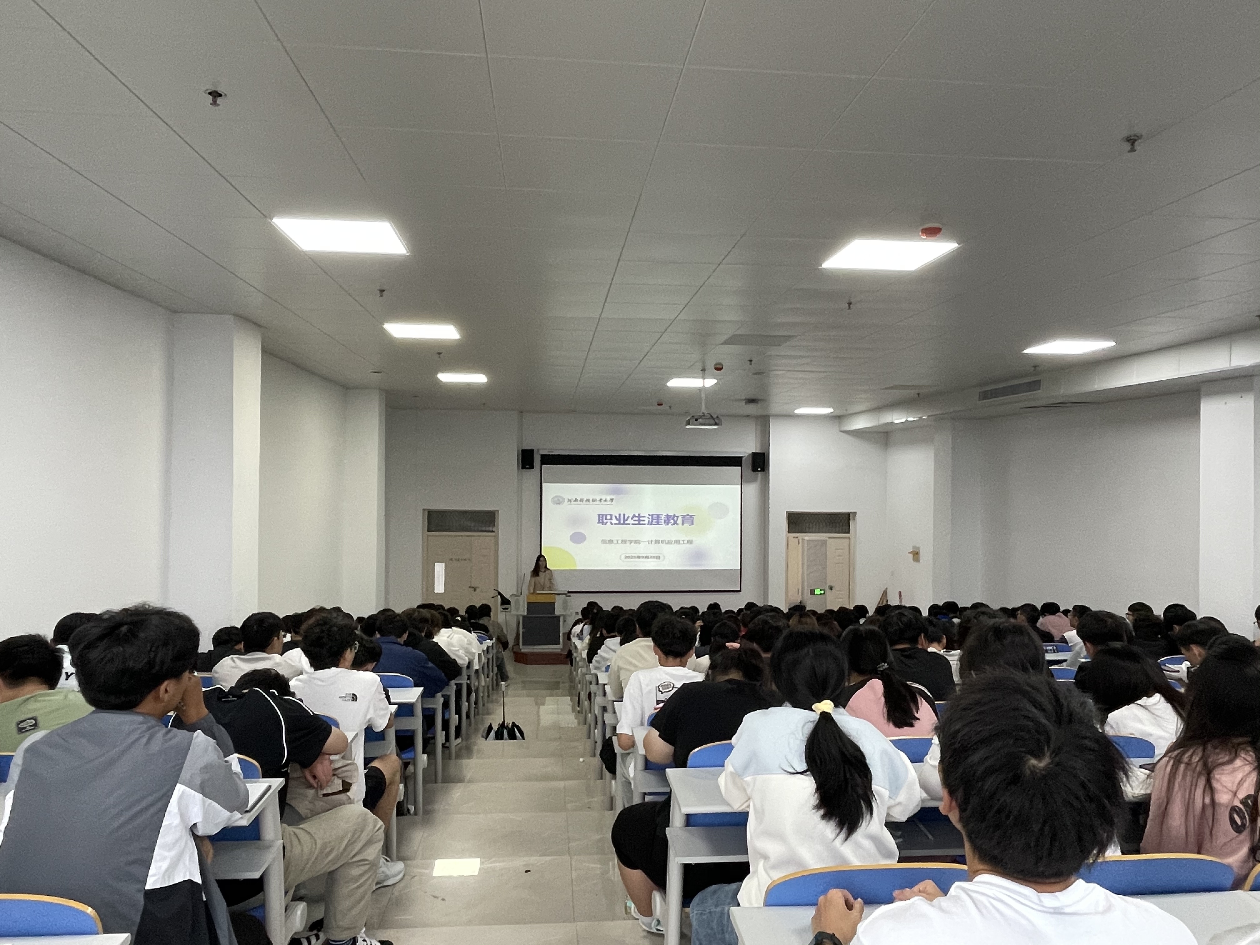 计算机应用工程专业骨干教师许圣楠主任，引导新生通过专业教育，入学测试、学业评估等方式，全面了解自身学业水平，清晰认识自身优势与不足。在此基础上，提供全方位、个性化的学业规划指导，助力学生明确升学或就业定位。引导学生尽早确立新的发展目标，科学合理规划学业，并鼓励他们按规划积极行动。