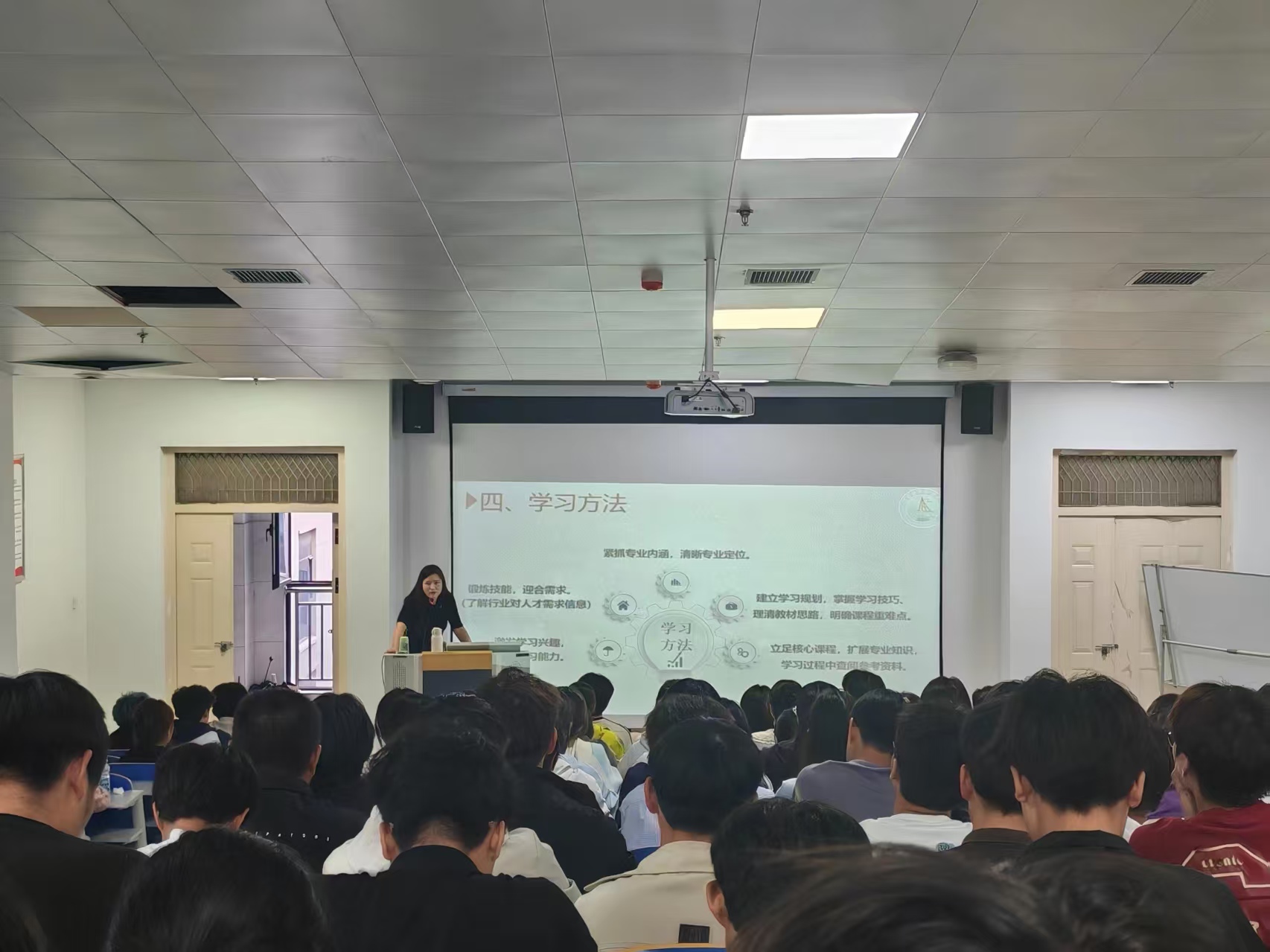 区块链工程技术专业骨干教师郭玉师老师，详尽说明了专业核心课程与方向课程的设置依据、学分构成以及衔接脉络，助力同学们明晰各学期的学习关键所在，理解“基础奠基—专业深化—综合拓展—实践强化”四阶段逐步递升的专业能力培养模式。她还结合以往学生的成长实例，介绍了区块链技术专业在专业竞赛、项目实践以及校企协同育人等方面所收获的育人成果，进一步提升新生对本专业的认可度