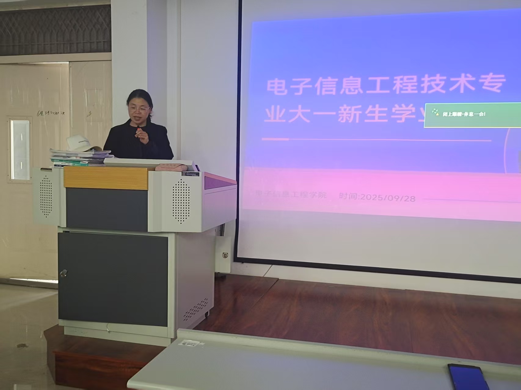 电子信息工程技术专业骨干教师刘琳教授，聚焦时间管理、学习方法与资源利用，帮助学生制定阶段性目标。引导新生通过专业教育，入学测试、学业评估等方式，全面了解自身学业水平，清晰认识自身优势与不足。在此基础上，提供全方位、个性化的学业规划指导，助力学生明确升学或就业定位。引导学生尽早确立新的发展目标，科学合理规划学业，并鼓励他们按规划积极行动。